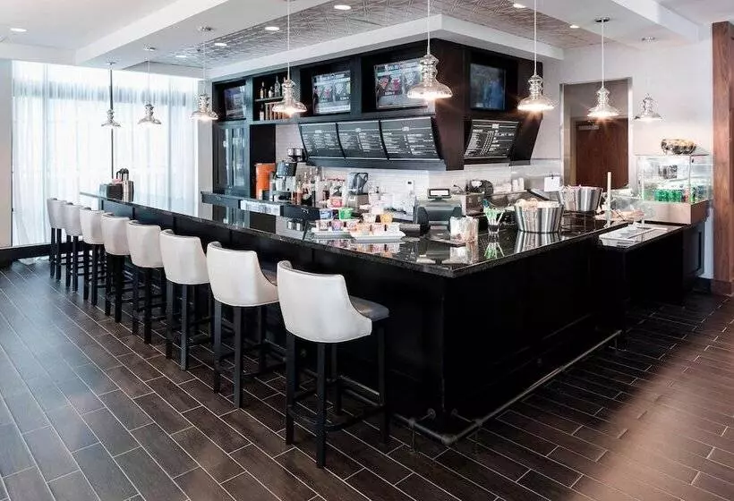 Отель Courtyard By Marriott Richmond Downtown