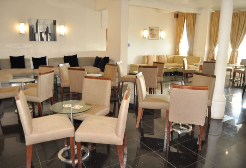 ホテル The Strand