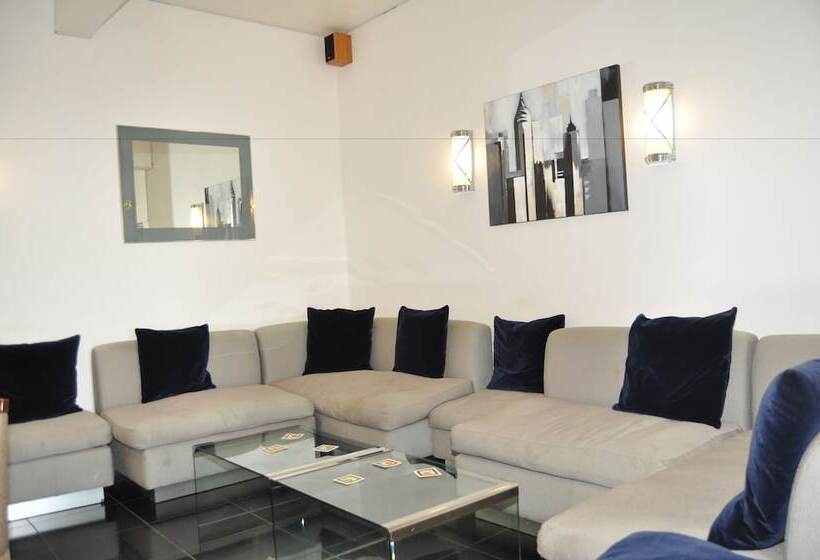 ホテル The Strand