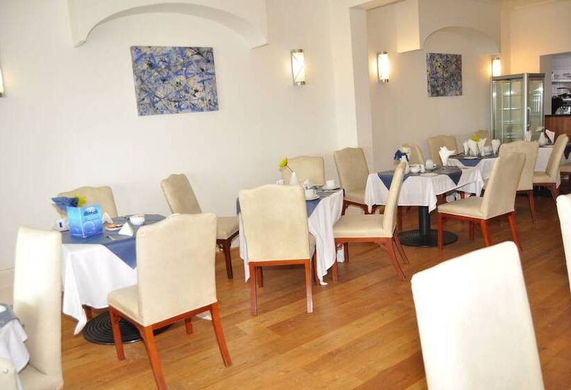 ホテル The Strand