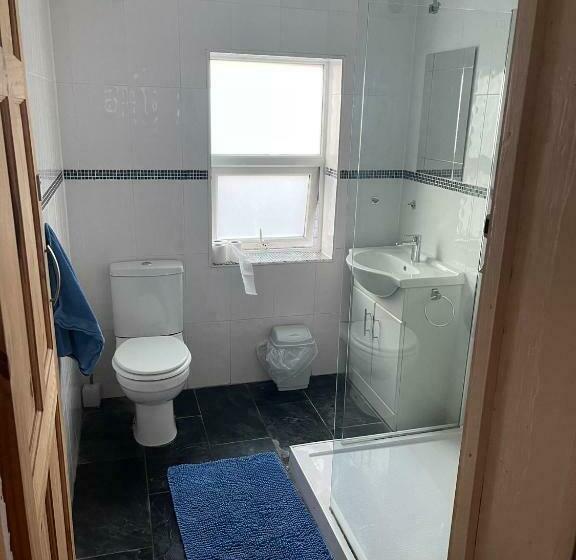 Общежитие Shakers Inn