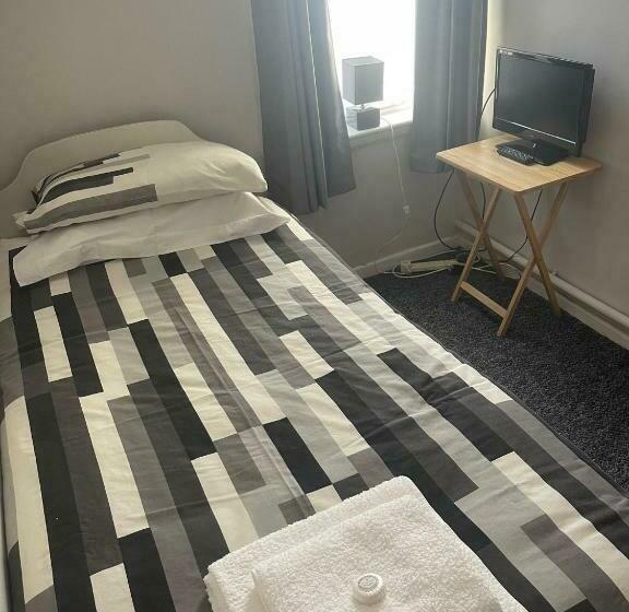 Общежитие Shakers Inn