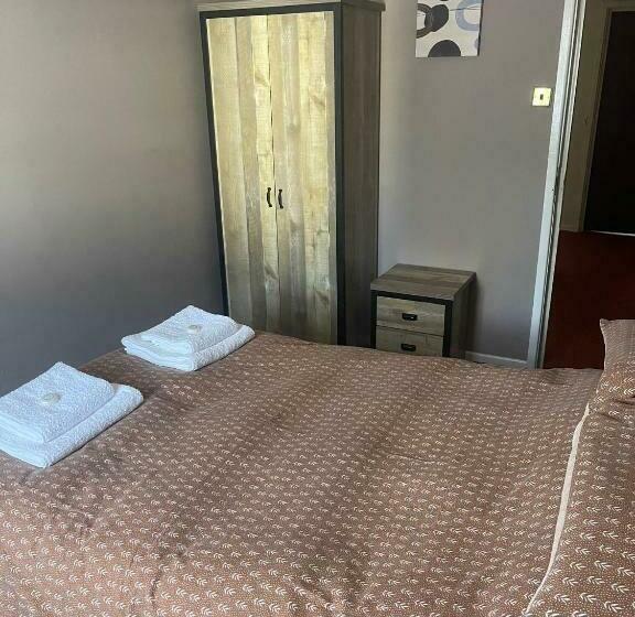 Общежитие Shakers Inn