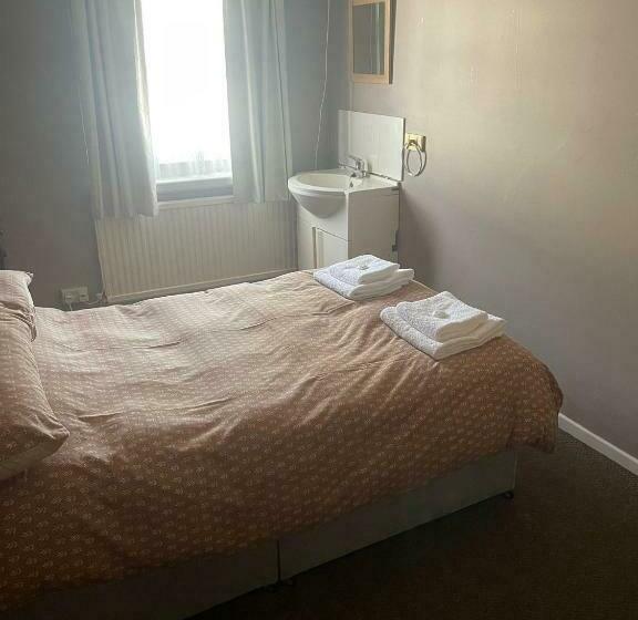 Общежитие Shakers Inn