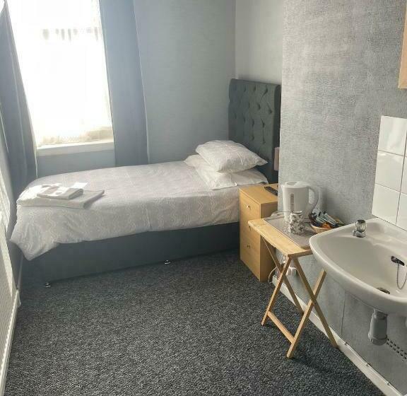 Общежитие Shakers Inn