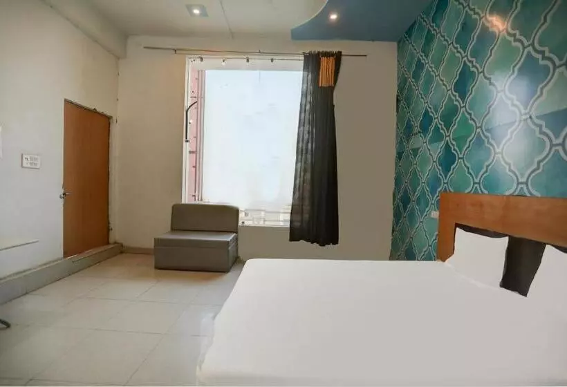 Super Hotel O The Royals Inn