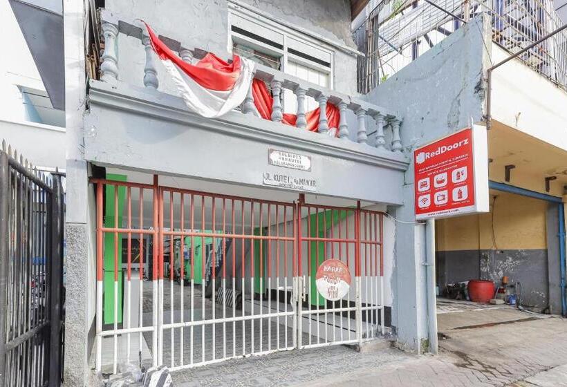 ホテル Reddoorz Near Mayapada Hospital Surabaya