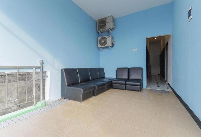 ホテル Reddoorz Near Mayapada Hospital Surabaya