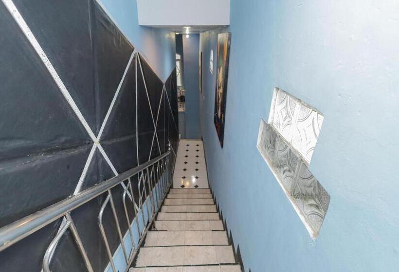 ホテル Reddoorz Near Mayapada Hospital Surabaya