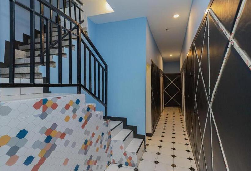 ホテル Reddoorz Near Mayapada Hospital Surabaya