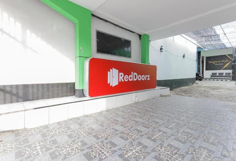 ホテル Reddoorz Near Mayapada Hospital Surabaya