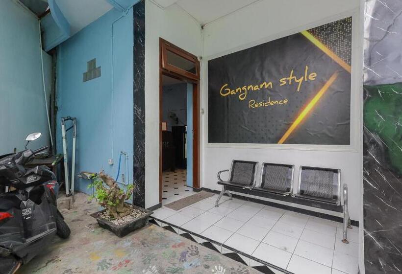 ホテル Reddoorz Near Mayapada Hospital Surabaya