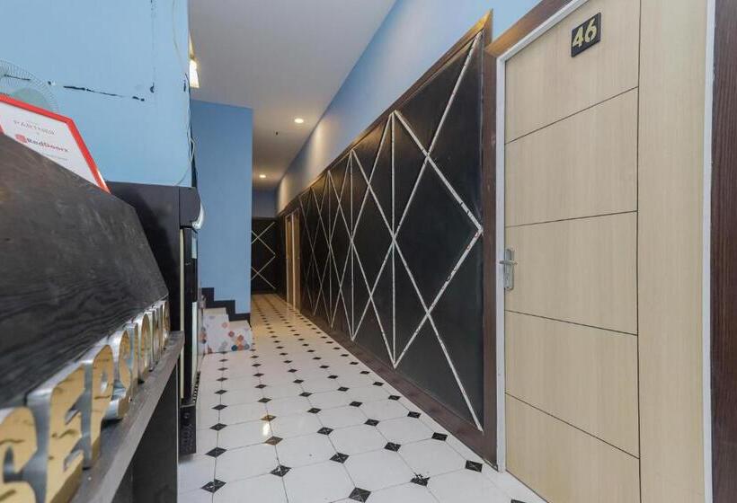 ホテル Reddoorz Near Mayapada Hospital Surabaya