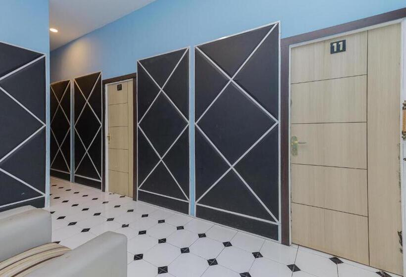 ホテル Reddoorz Near Mayapada Hospital Surabaya