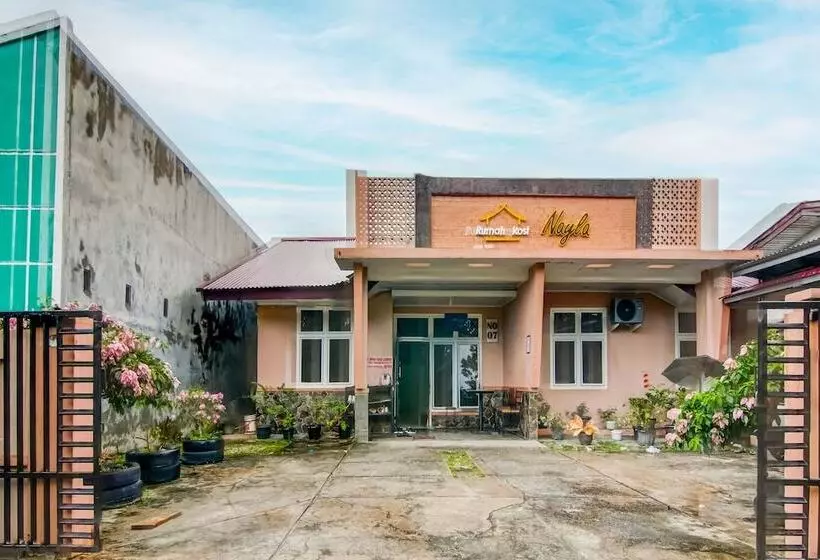 هتل Spot On 91875 Nayla Homestay Syariah Near Koro Koro Panam, Karaoke, Pool, & Cafe