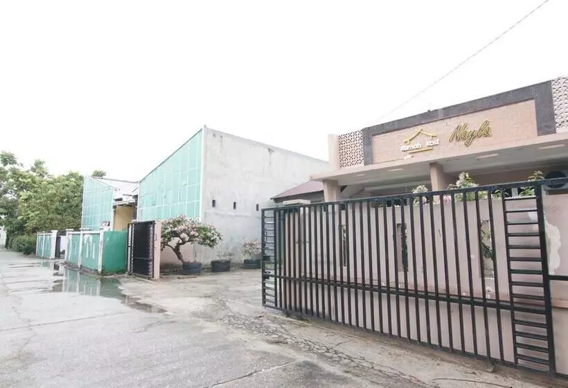 هتل Spot On 91875 Nayla Homestay Syariah Near Koro Koro Panam, Karaoke, Pool, & Cafe
