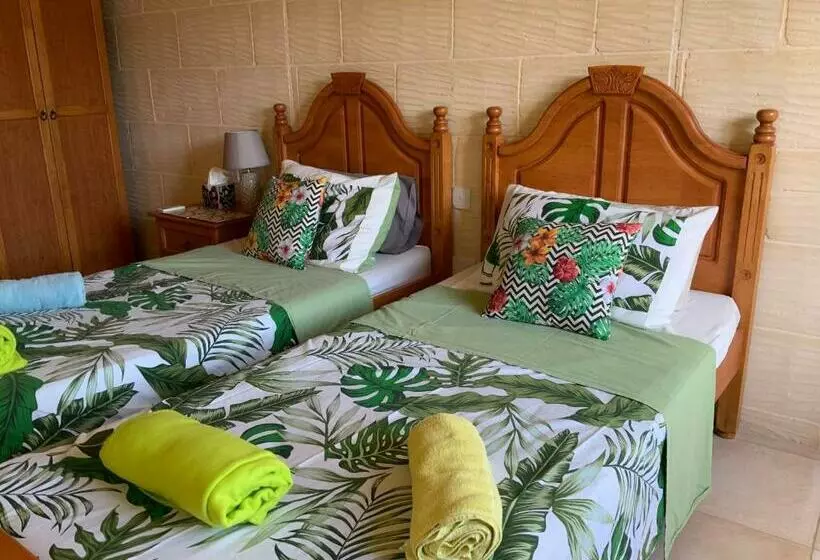 ペンション Tan Nanna Tropical Guesthouse With Spacious Pool