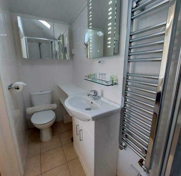 مبيت وإفطار Black Horse Canterbury