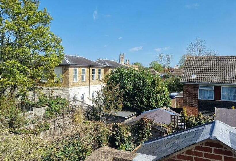 مبيت وإفطار Black Horse Canterbury