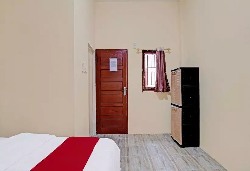 Hotelli Oyo 91835 Djasur Kost