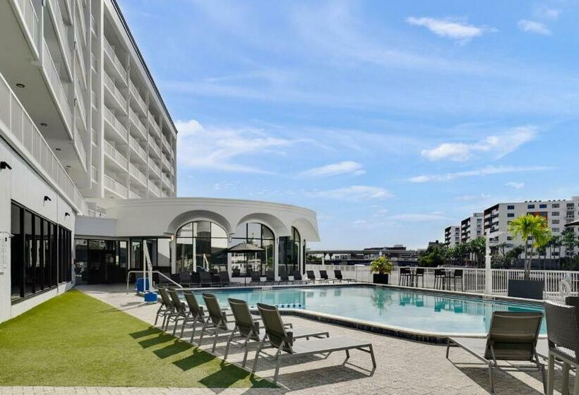 Отель Tampa Riverwalk