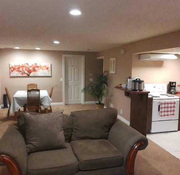 Pansiyon Cozy Home With Comfortable Beds And Fully Equipped Kitchen 15 Mins Drive From Airport, Downtown, Sai