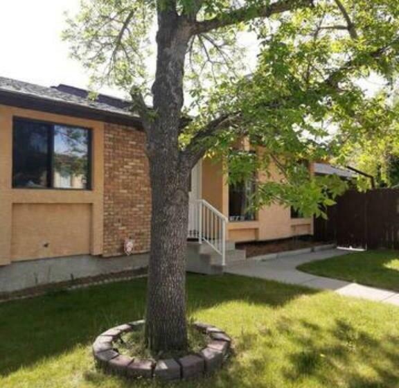 Pansiyon Cozy Home With Comfortable Beds And Fully Equipped Kitchen 15 Mins Drive From Airport, Downtown, Sai