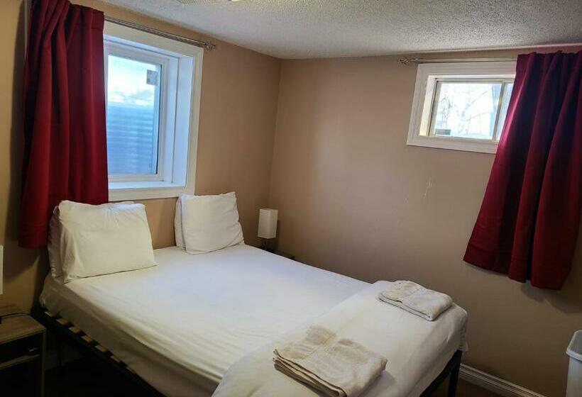 Pansiyon Cozy Home With Comfortable Beds And Fully Equipped Kitchen 15 Mins Drive From Airport, Downtown, Sai