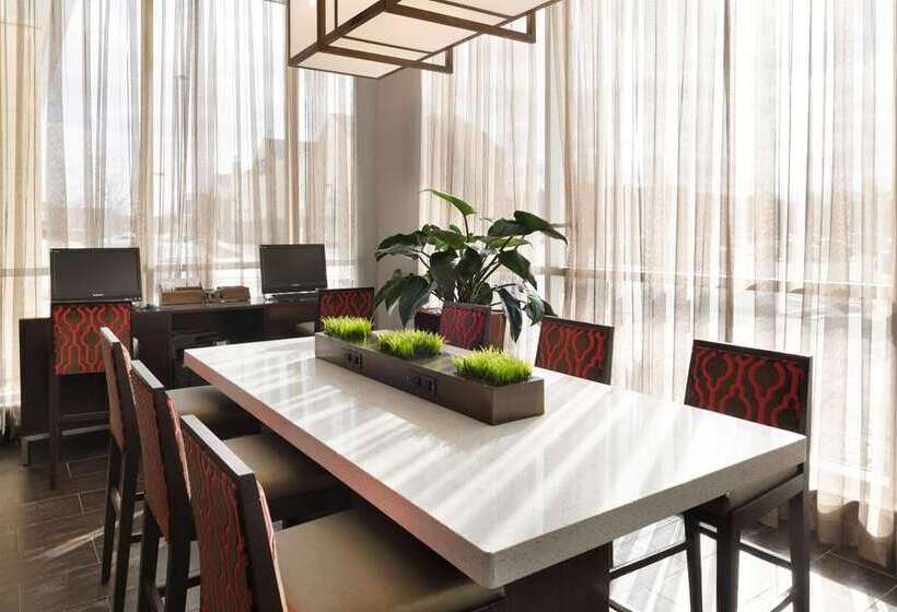 Отель Embassy Suites By Hilton Chicago Naperville