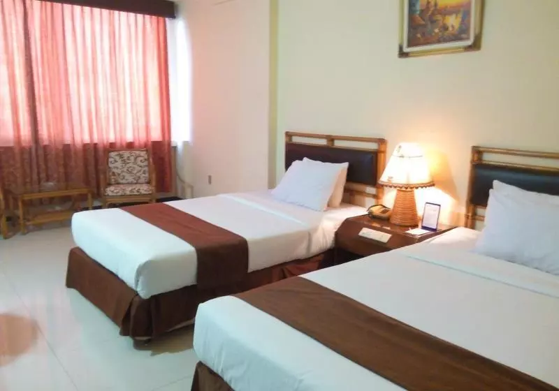 ホテル Merdeka Madiun