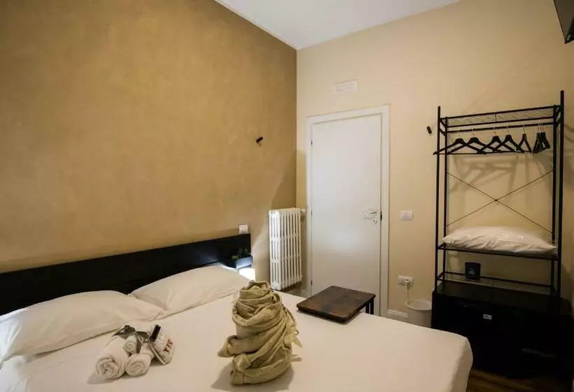 تختخواب و صبحانه Essential Rooms