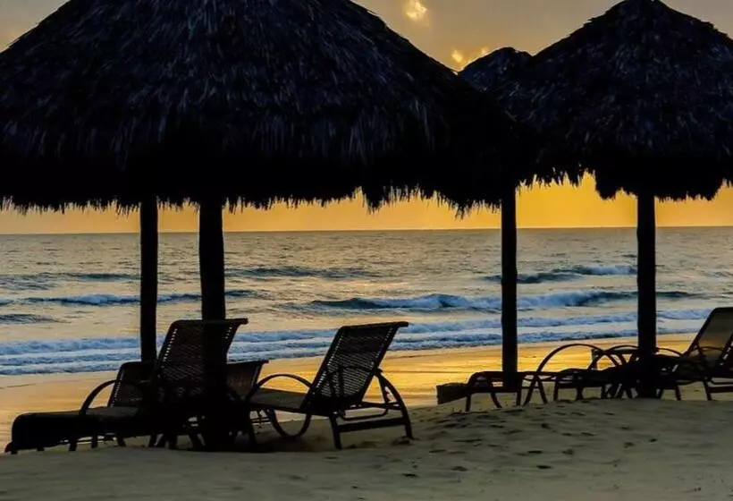Hotelli Dom Pedro Laguna Beach Resort & Golf