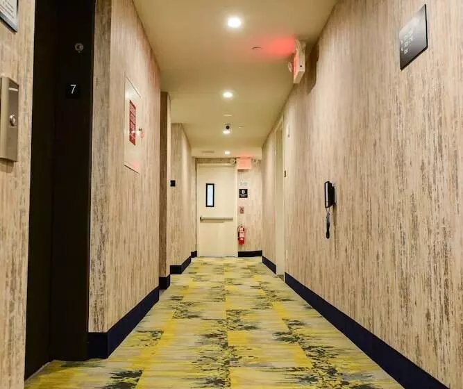 Hotelli Super 8 By Wyndham Bronx Near Botanical Garden