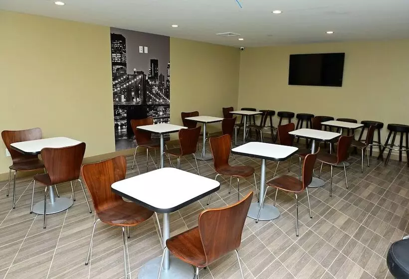Hotelli Super 8 By Wyndham Bronx Near Botanical Garden