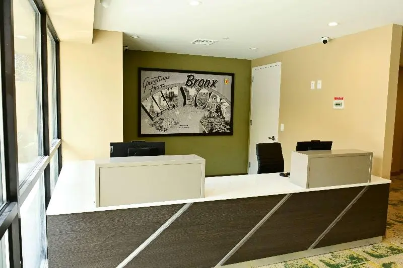 هتل Super 8 By Wyndham Bronx Near Botanical Garden
