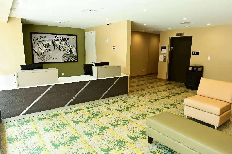 هتل Super 8 By Wyndham Bronx Near Botanical Garden