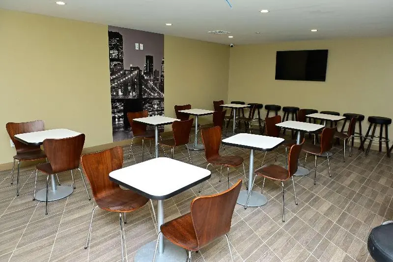 هتل Super 8 By Wyndham Bronx Near Botanical Garden