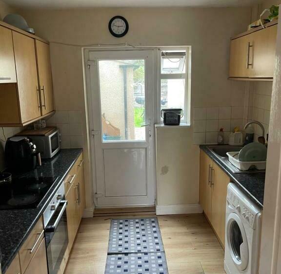 Bed and Breakfast Shared House In Chakeshill Drive