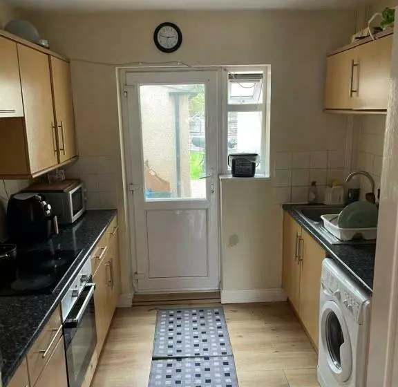 تختخواب و صبحانه Shared House In Chakeshill Drive