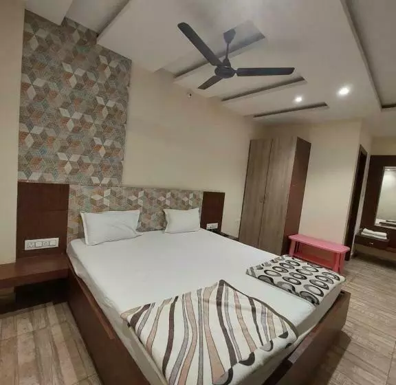 ホテル Satyam Palace