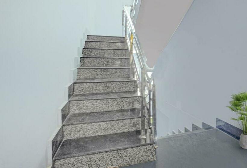 Hotelli Flagship 700151 Clouds Inn