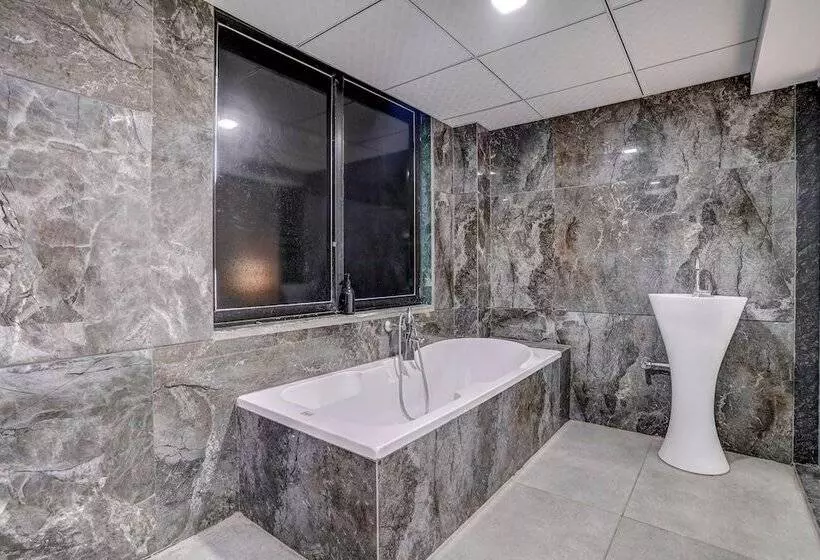 Fabhotel The Valentine   Udhna Road