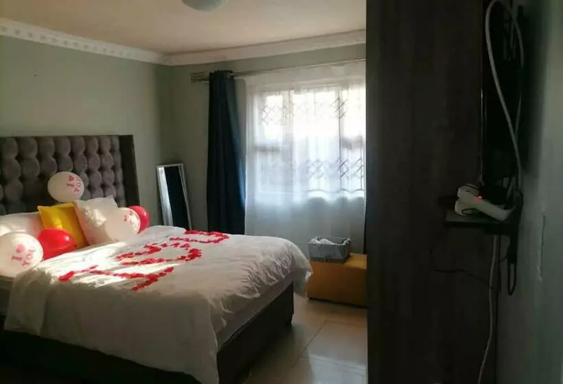 Majatalo Queens And Kings Lodge