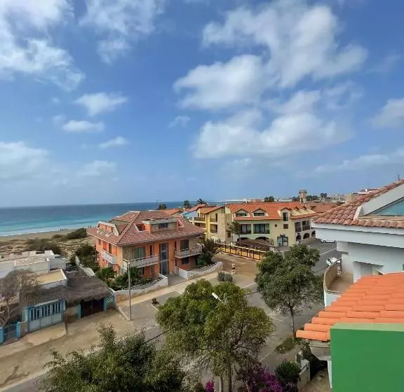 پانسیون New Rooftop Gem With Stunning Oceanview