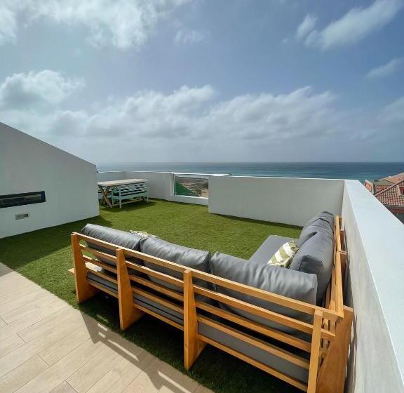 پانسیون New Rooftop Gem With Stunning Oceanview