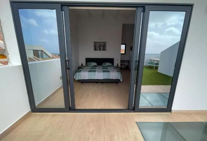 پانسیون New Rooftop Gem With Stunning Oceanview