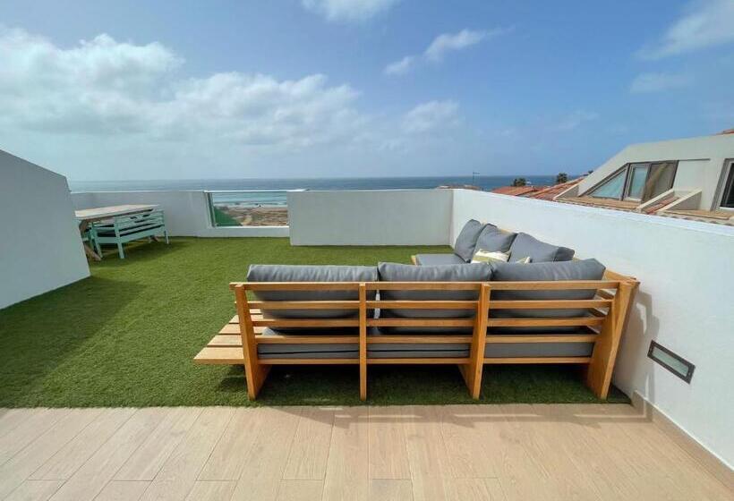 پانسیون New Rooftop Gem With Stunning Oceanview