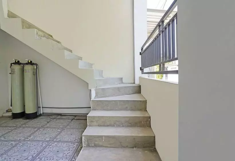 ホテル Oyo 91746 Kost Sedati Syariah