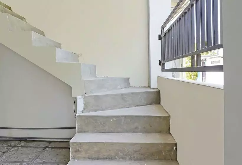 ホテル Oyo 91746 Kost Sedati Syariah