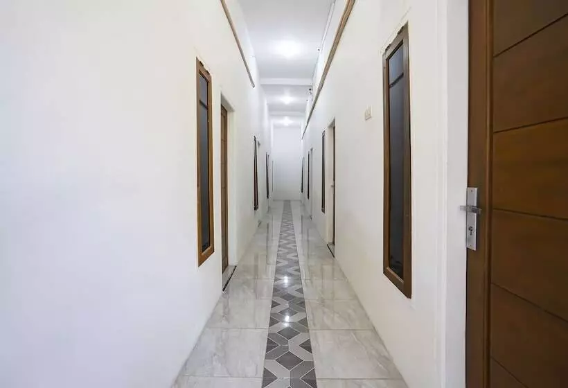 ホテル Oyo 91746 Kost Sedati Syariah